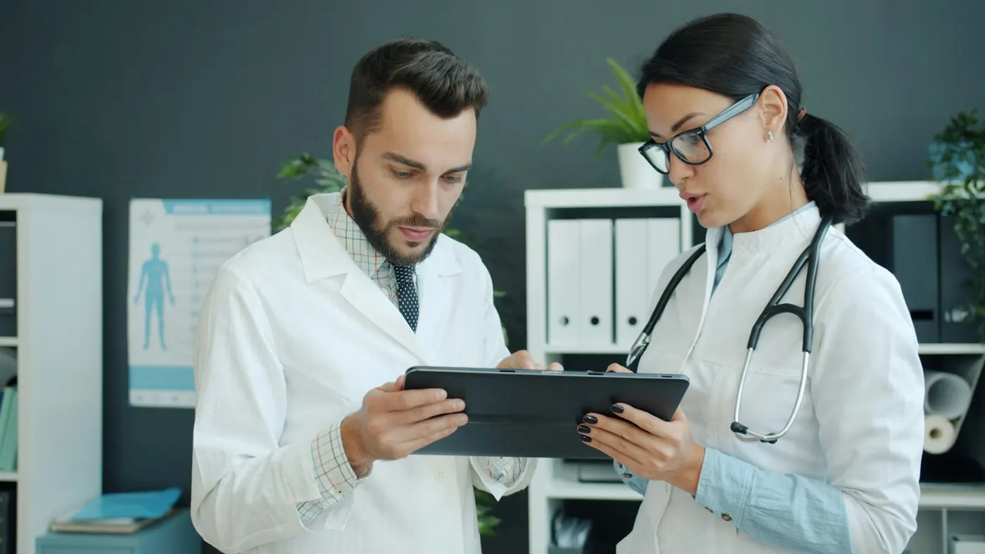 Due medici consultano un tablet