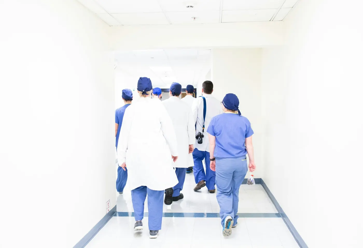 Personale sanitario in un corridoio d'ospedale