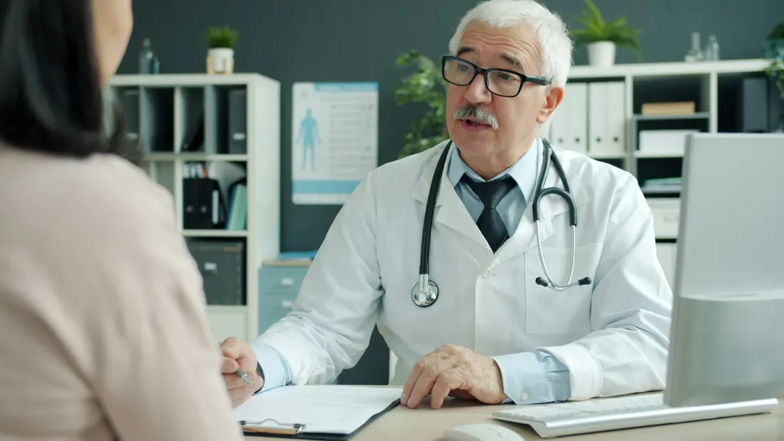 Medico durante una visita